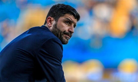صورة للمدرب البرتغالي بيدرو إيمانويل