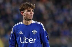 لاعب ريال مدريد نيكو باز يرتدي قميص كومو