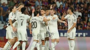 برناردو سيلفا يرتدي قميص ريال مدريد