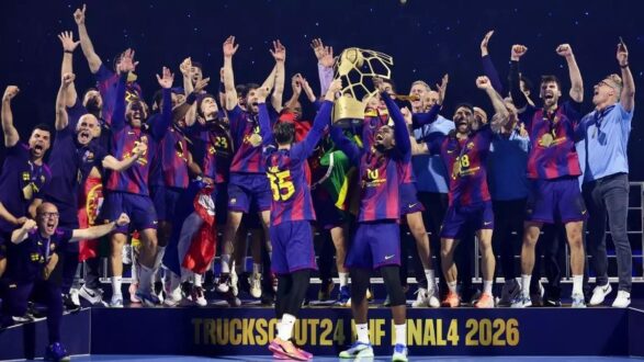لاعب كرة اليد المصري سيف الدرع يحتفل مع فريق برشلونة بعد الفوز بدوري أبطال أوروبا