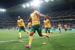 لاعب كرة قدم يحصل على بطاقة حمراء خلال مباراة افتتاح كأس العالم بين جنوب أفريقيا والمكسيك