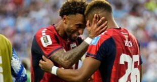 لاعبو أوروغواي والرأس الأخضر يتنافسون على الكرة في مباراة كأس العالم 2026