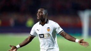 لاعب كرة قدم مالي يحتفل بهدف، يرمز إلى فتح فالنسيا للسوق الإفريقية
