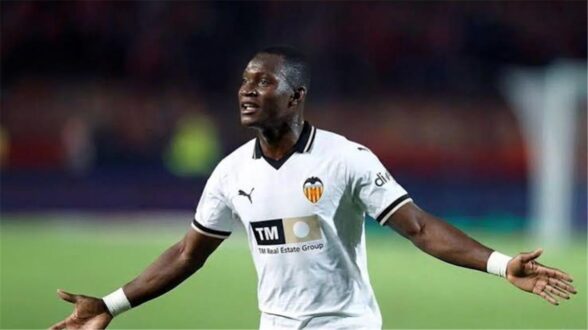 لاعب كرة قدم مالي يحتفل بهدف، يرمز إلى فتح فالنسيا للسوق الإفريقية