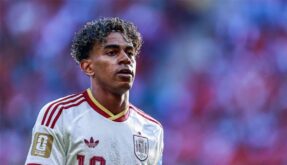 لامين يامال لاعب برشلونة ومنتخب إسبانيا