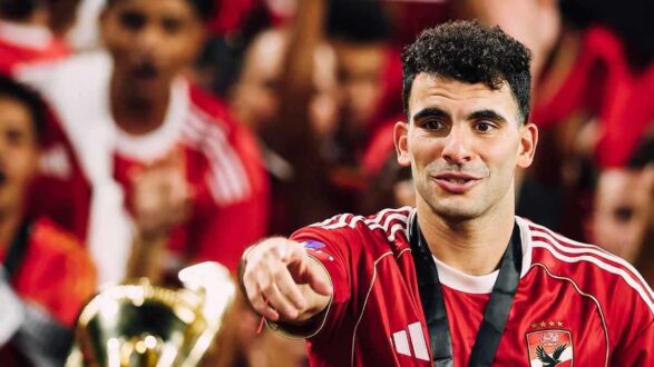 لاعب كرة القدم المصري أحمد سيد زيزو يرتدي قميص الأهلي