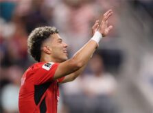 لاعب كرة القدم المصري إمام عاشور يرتدي قميص النادي الأهلي