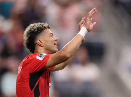 لاعب كرة القدم المصري إمام عاشور يرتدي قميص النادي الأهلي