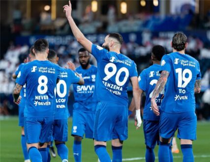 لاعب الهلال السعودي ماركوس ليوناردو يرتدي قميص أياكس الهولندي