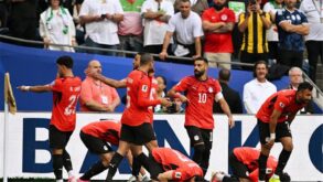 لاعبو منتخب أستراليا يحتفلون بهدف خلال مباراة في كأس العالم