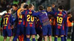 صورة لأندرياس كريستنسن لاعب برشلونة يرتدي قميص الفريق