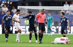 جود بيلينجهام يتحدث مع الحكم بعد مباراة الأرجنتين وإنجلترا في كأس العالم 2026