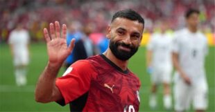 محمد صلاح يرتدي قميص ليفربول