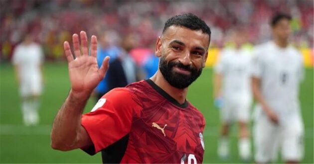 محمد صلاح يرتدي قميص ليفربول