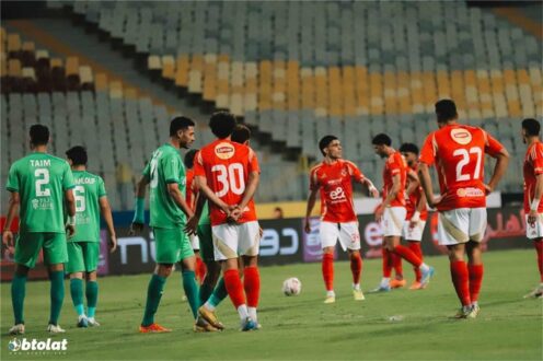لاعب كرة قدم يرتدي قميص سيراميكا كليوباترا
