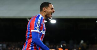 لاعب كرة القدم ماكسنس لاكروا يرتدي قميص تشيلسي