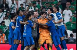 لاعبو الهلال السعودي يحتفلون بفوز