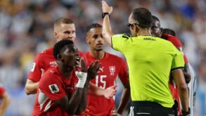 لاعب منتخب سويسرا بريل إمبولو يتلقى بطاقة حمراء خلال مباراة ضد الأرجنتين في كأس العالم 2026