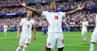 لاعبو منتخب إنجلترا يحتفلون بهدف في مباراة بكأس العالم 2026 ضد الكونغو الديمقراطية