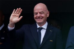 جياني إنفانتينو رئيس فيفا يصافح مسؤولاً خلال مؤتمر صحفي