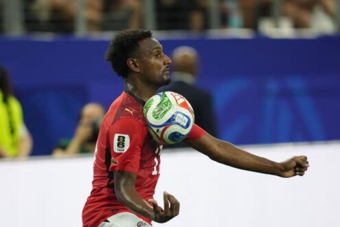 لاعب كرة القدم المصري هيثم حسن يرتدي قميص ريال أوفييدو