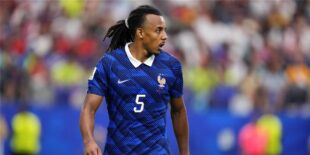 جول كوندي لاعب برشلونة يبتسم