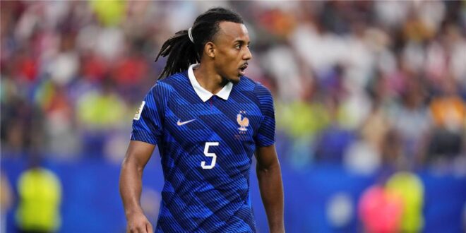 جول كوندي لاعب برشلونة يبتسم