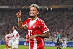 لاعب كرة القدم لويس دياز يرتدي قميص بايرن ميونخ