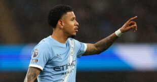 لاعب مانشستر سيتي يرتدي قميص الفريق ويظهر عليه علامات الحزن