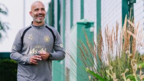 لاعب كرة قدم شاب يرتدي قميص برشلونة
