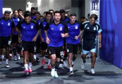 ليونيل ميسي يحتفل بهدف للأرجنتين خلال مباراة كأس العالم 2026 ضد إنجلترا