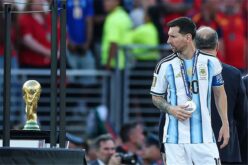 ليونيل ميسي يرفع كأس العالم 2026