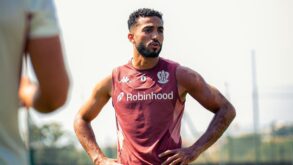 لاعب كرة القدم المصري محمد عبد المنعم يشارك في تدريبات نادي نيس الفرنسي