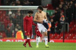 محمد صلاح يصافح أحمد حجازي خلال مباراة لمنتخب مصر