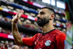 صورة للنجم المصري محمد صلاح يرتدي قميص ليفربول