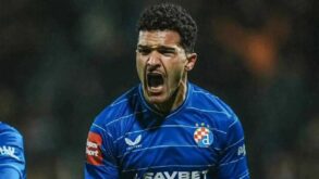 لاعب كرة القدم الجزائري منصف بقرار يرتدي قميص الأهلي