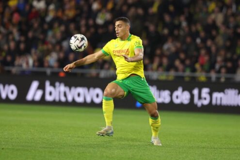 لاعب كرة القدم المصري مصطفى محمد يرتدي قميص نادي نانت الفرنسي