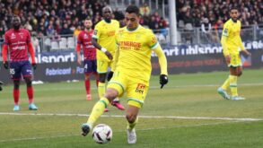 لاعب كرة القدم المصري مصطفى محمد يرتدي قميص نانت الفرنسي