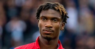 لاعب كرة القدم ألادجي بامبا يرتدي قميص نيوكاسل يونايتد