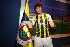 لاعب كرة القدم عمر فايد يرتدي قميص فنربخشة