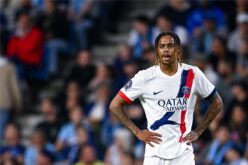 برادلي باركولا لاعب باريس سان جيرمان يركض بالكرة