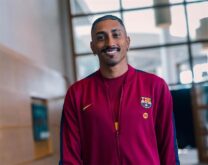 لاعب برشلونة رافينها يتدرب مع الفريق
