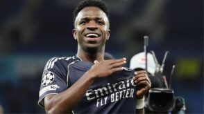 فينيسيوس جونيور لاعب ريال مدريد يركض بالكرة