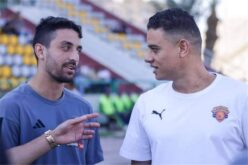 سعد سمير يرتدي بدلة رسمية ويصافح مسؤولًا في نادي سيراميكا كليوباترا