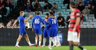 لاعب تشيلسي دستان ساتباييف يحتفل بتسجيل هدف في مباراة ودية