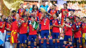 لاعبو منتخب إسبانيا يحتفلون بفوزهم بكأس العالم لكرة القدم