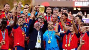 لاعبو كرة قدم إسبان يحتفلون بالفوز بلقب كبير