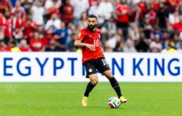 صورة لمحمد صلاح يرتدي قميص ليفربول