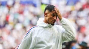 لاعب كرة القدم ويليام ساليبا يمسك بظهره متألمًا