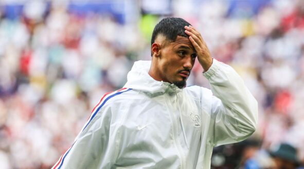 لاعب كرة القدم ويليام ساليبا يمسك بظهره متألمًا